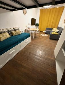 Appartements PARIS-MONTROUGE Magnifique Studio Appartement de 35m2 - tres cosy pour 1 a 6 personnes refait a neuf - ENTIRE APARTMENT LUXIRIOUS AND WARM - Montrouge Paris 14eme - Proche Aeroport Orly & Parc Expositions Porte de Versailles FREE WIFI GRATUIT : photos des chambres