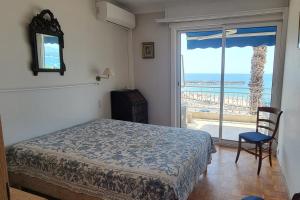 Apartment with terrace at the foot of the beach