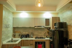 Modern 2BR Apartment Pool & Balcony