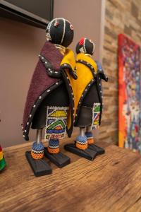 Modern 2BR Apartment Pool & Balcony