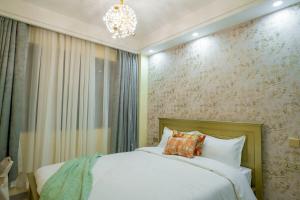 Modern 2BR Apartment Pool & Balcony