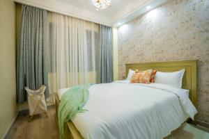 Modern 2BR Apartment Pool & Balcony