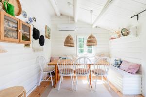 Authentic Log House Near Beach