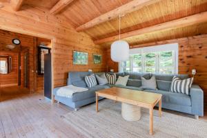 Authentic Log House Near Beach