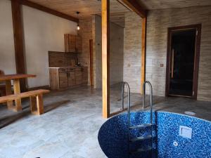 Будинок де є басейн та дві бесідки чан джакузі сауна