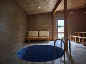 Будинок де є басейн та дві бесідки чан джакузі сауна