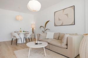 Estepona Beach Getaway 2BR Apartment w Sea View