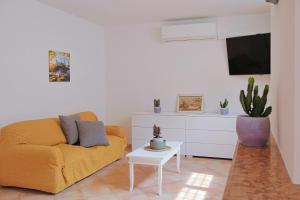 Villa Lella - Pantheon basement apartment, shared swimming pool 5 minutes from the sea, suitable for families or groups for complete relaxation
