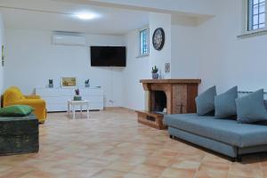Villa Lella - Pantheon basement apartment, shared swimming pool 5 minutes from the sea, suitable for families or groups for complete relaxation