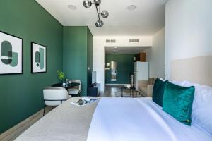 Silkhaus Vacation Homes Modern Studio with Balcony in Burj Daman