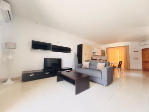 Stylish Studio Penthouse with Side Sea-Views