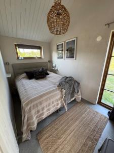 Nybyggt litet stenhus nära havet i Brissund