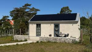 Nybyggt litet stenhus nära havet i Brissund