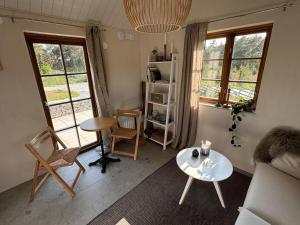 Nybyggt litet stenhus nära havet i Brissund