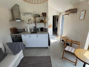 Nybyggt litet stenhus nära havet i Brissund