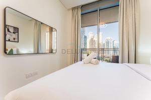 Short walk to Marina Walk and JBR Beach, close to Bluewaters Island and Ain Dubai, 5242 Tower 1, Dubai Marina by Deluxe Holiday Homes