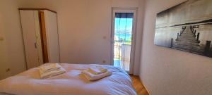 Spacious seaview apt, 250m to beach, 4km to Trogir - Apt Una