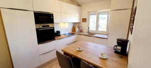 Spacious seaview apt, 250m to beach, 4km to Trogir - Apt Una