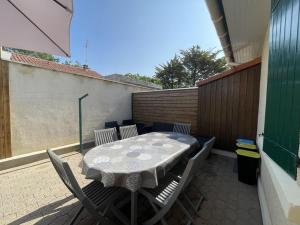 Villa mitoyenne pour 9 pers. Proche plage, animaux acceptés, parking - FR-1-379-122
