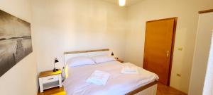 Spacious seaview apt, 250m to beach, 4km to Trogir - Apt Una