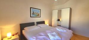 Spacious seaview apt, 250m to beach, 4km to Trogir - Apt Una