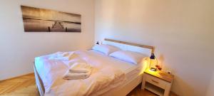 Spacious seaview apt, 250m to beach, 4km to Trogir - Apt Una