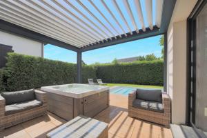 La Villa Sainghin - Piscine et Jacuzzi Privé