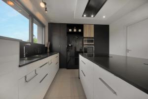 Maisons de vacances La Villa Sainghin - Piscine et Jacuzzi Prive : photos des chambres