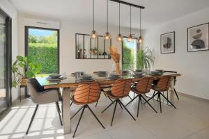 Maisons de vacances La Villa Sainghin - Piscine et Jacuzzi Prive : photos des chambres