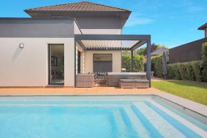 Maisons de vacances La Villa Sainghin - Piscine et Jacuzzi Prive : photos des chambres