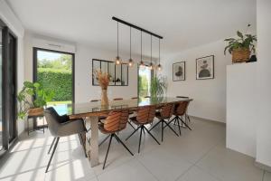 Maisons de vacances La Villa Sainghin - Piscine et Jacuzzi Prive : photos des chambres