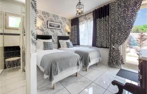Maisons de vacances Beautiful Home In Thierville With Wifi : photos des chambres