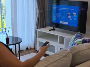 Endless white 2BR apartment-300m to NaiYang Beach