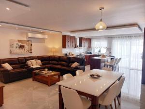 Luxurious 3 Bedroom Maisonette with Private Pool