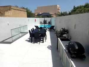 Luxurious 3 Bedroom Maisonette with Private Pool