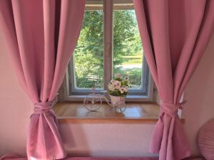 Creekside House with pool
