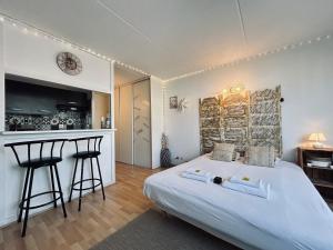 Appartements Bruyant studio proche centre, terrasse et parking : Appartement 2 Chambres
