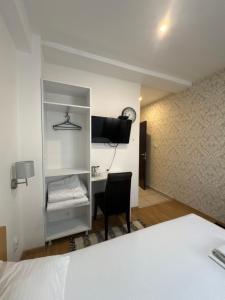 Apartments and Rooms L E F T RIVER Belgrade