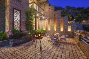 SaffronStays Barlowganj Villa