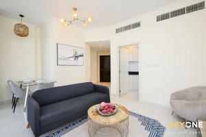 Carson Elegant Living in One Bedroom