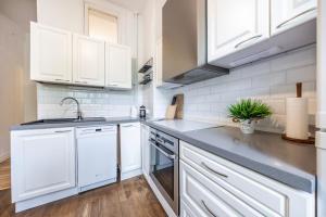 City center, High ceilings, 75m2 2BR Free parking