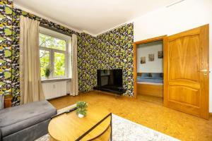 City center, High ceilings, 75m2 2BR Free parking