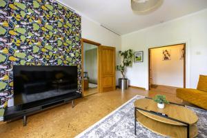 City center, High ceilings, 75m2 2BR Free parking