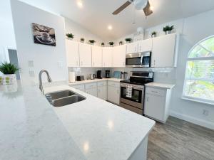 Tropical Paradise near to Manasota Key, private heated pool, Wifi