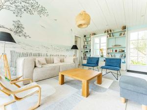 Maisons de vacances Maison de vacances avec jardin verdoyant a Loix - FR-1-835-25 : photos des chambres