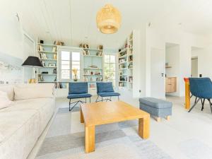 Maisons de vacances Maison de vacances avec jardin verdoyant a Loix - FR-1-835-25 : photos des chambres