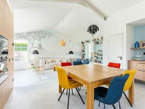 Maisons de vacances Maison de vacances avec jardin verdoyant a Loix - FR-1-835-25 : photos des chambres