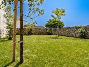 Maisons de vacances Maison de vacances avec jardin verdoyant a Loix - FR-1-835-25 : photos des chambres