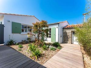 Maisons de vacances Maison de vacances avec jardin verdoyant a Loix - FR-1-835-25 : photos des chambres