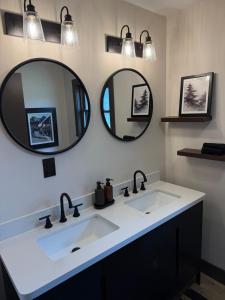 Tall Pines Lodge great location sleeps 9